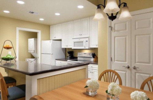 Myrtle Beach Resort | Cozy 1-bedroom resort in soothing Myrtle Beach with fitness room, WiFi, pools.