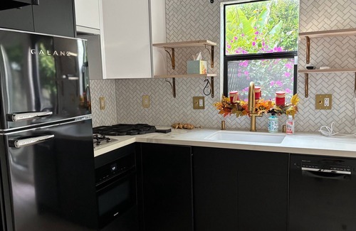 Suburban Park - Lorelei Manor - Flood Park Triangle House | Cozy 1-bedroom/studio with AC, WiFi 5 min from Palo Alto in Menlo Park