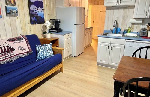 Southwest Harbor Condo | Cozy 1-bedroom Efficiency in Downtown Southwest Harbor [Manset Room]