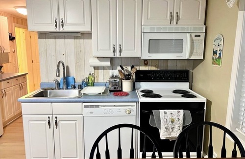 Southwest Harbor Condo | Cozy 1-bedroom Efficiency in Downtown Southwest Harbor [Manset Room]