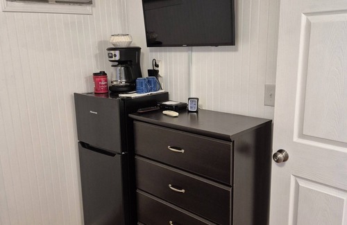 Keslers Cross Lanes Cabin | Cozy 1 bedroom with bunk beds cabin in gorgeous Summersville with AC and heating