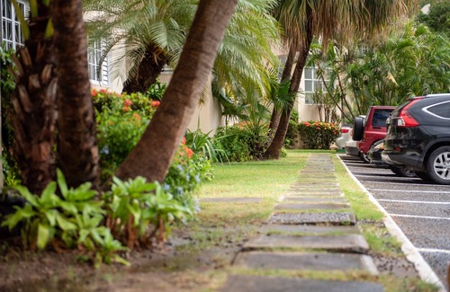 Molynes Gardens Apartment | Cozy 1-bedroom with WiFi and AC in lovely Kingston
