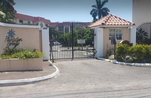 Molynes Gardens Apartment | Cozy 1-bedroom with WiFi and AC in lovely Kingston