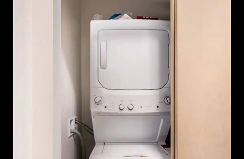 Detroit Apartment | Cozy 1-bedroom with WiFi and AC in amazing downtown Detroit