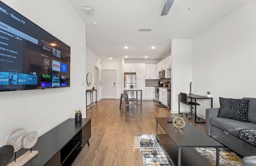 Arlington Apartment | Cozy 1 BR Apt/King Bed/Pool/Gym/Close 2 Beach