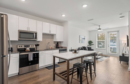 Arlington Apartment | Cozy 1 BR Apt/King Bed/Pool/Gym/Close 2 Beach