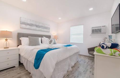 Hollywood Apartment | Cozy 1 BR w Parking Space 5 Close to the Beach