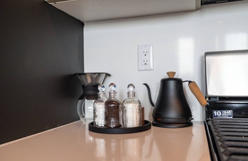 Orange Apartment | Cozy 1 King BR, Gym, Free Parking, 8mins Train