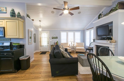 Lincoln Beach Cottage | Cozy 1 Level 2 BR Cottage | Hot Tub | King Bed!