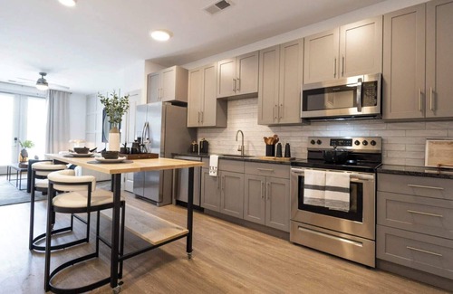East Walnut HIlls Apartment | Cozy 10BR/BA combined Apartment Near DT Cincinnati