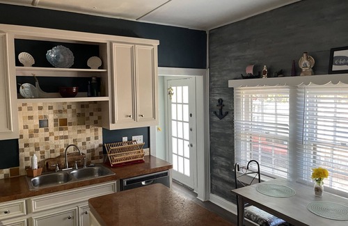 La Porte House | Cozy 1940’s cottage with bay view. Great for fishing and fun in the sun
