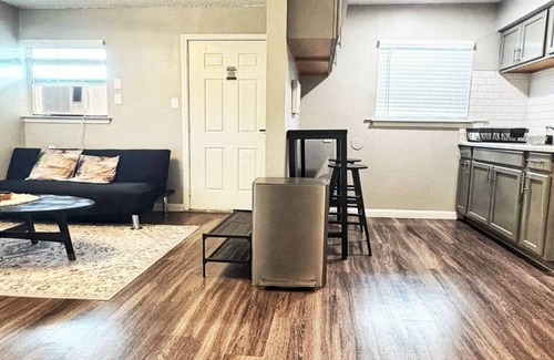 St. Johns Apartment | Cozy 1BD/1BA In North Central Austin, Next To I35, 15 Minutes To Downtown