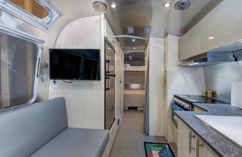 Sevierville Apartment | Cozy 1BD Camper w/LAKE Access! Hot Tub + Pavilion