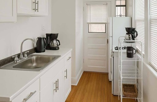 Rogers Park Apartment | Cozy 1BR Apt in Rogers Park