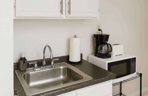 Rogers Park Apartment | Cozy 1BR Apt in Rogers Park