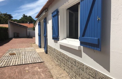 La Gueriniere House | Cozy 1BR Beach House with Sunny Courtyard, BBQ, and Parking - La Guérinière