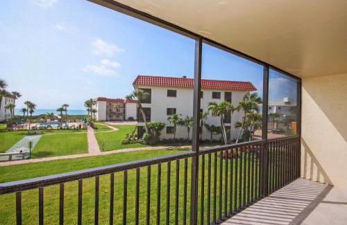 Sanibel Apartment | Cozy 1BR beachfront condo on Sanibel Island with stunning ocean views 3B2