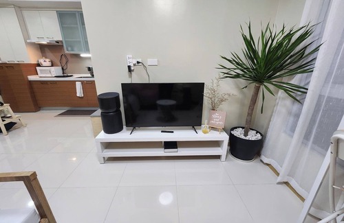 Pasig Condo | Cozy 1BR Condo in Mandaluyong City With City Skyline View