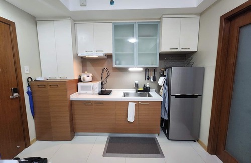 Pasig Condo | Cozy 1BR Condo in Mandaluyong City With City Skyline View