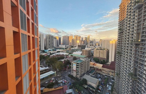 Pasig Condo | Cozy 1BR Condo in Mandaluyong City With City Skyline View
