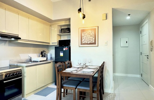Pio del Pilar Condo | Cozy 1BR Deluxe with Balcony near Greenbelt Mall
