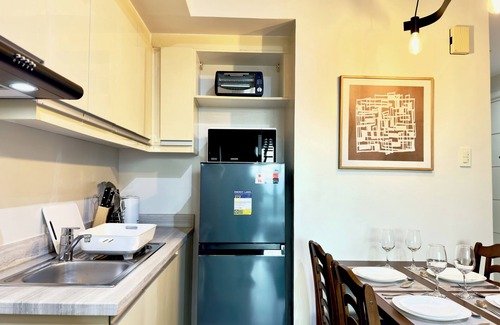 Pio del Pilar Condo | Cozy 1BR Deluxe with Balcony near Greenbelt Mall