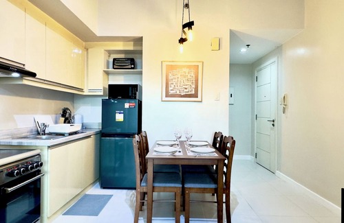 Pio del Pilar Condo | Cozy 1BR Deluxe with Balcony near Greenbelt Mall
