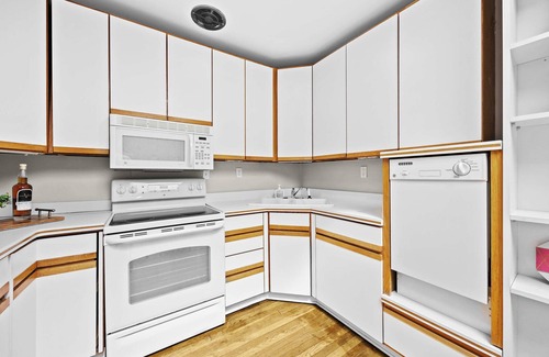 Cherokee Triangle Apartment | Cozy 1BR Near Downtown | King Bed + Full Kitchen!