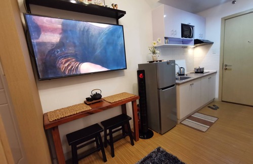 Taguig Condo | Cozy 1BR Studio: Pool, Balcony, Near Airport and Hotspots.