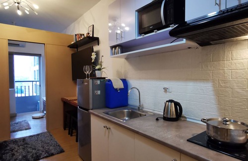 Taguig Condo | Cozy 1BR Studio: Pool, Balcony, Near Airport and Hotspots.