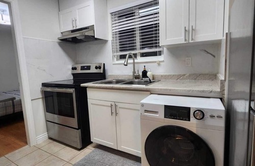 Renfrew-Collingwood House | Cozy 1BR Suite | Close to SkyTrain (5min Walk)