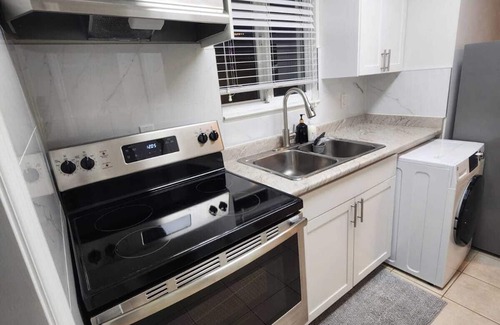 Renfrew-Collingwood House | Cozy 1BR Suite | Close to SkyTrain (5min Walk)