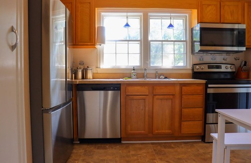 Greensboro House | Cozy 2/1 House in Quiet Greensboro Neighborhood