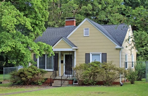 Greensboro House | Cozy 2/1 House in Quiet Greensboro Neighborhood
