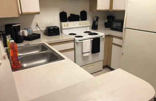 Metro West Condo | Cozy 2 BD Condo in Prime Area w King Size Bed