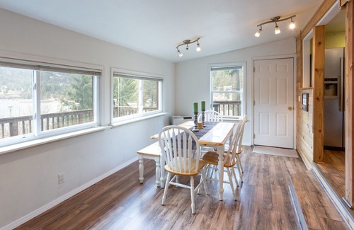 Sagle House | Cozy 2 BD Lakehouse Cabin w/ incredible views