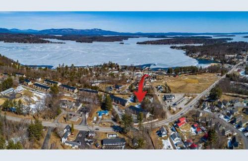 Weirs Beach Apartment | Cozy 2 bdrm 2 bth condo walking distance to Weirs!