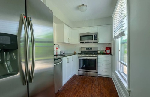 Detroit Apartment | Cozy 2 bed|1ba apt in West Village w/parking