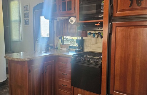 Bouvet Island House | Cozy 2-bedroom, 1.5 bath RV with outdoor kitchen, 3.5 miles from Wolf Creek Dam