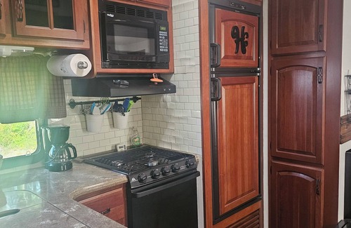 Bouvet Island House | Cozy 2-bedroom, 1.5 bath RV with outdoor kitchen, 3.5 miles from Wolf Creek Dam