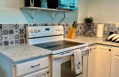 Holiday House | Cozy 2 bedroom, 1 bathroom stay in Holiday. With WiFi, Big screen, and Foosball.