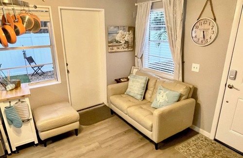 Clearwater Cottage | Cozy 2 Bedroom 12 Minutes from Clearwater Beach!