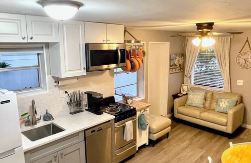 Clearwater Cottage | Cozy 2 Bedroom 12 Minutes from Clearwater Beach!
