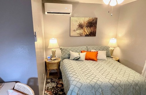 Clearwater Cottage | Cozy 2 Bedroom 12 Minutes from Clearwater Beach!