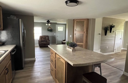 Monticello House | Cozy 2 bedroom/2 bath house located near lake with lots of privacy and parking!