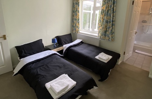 Claygate House | Cozy 2 bedroom 2 bathroom cottage with large garden in tranquil setting