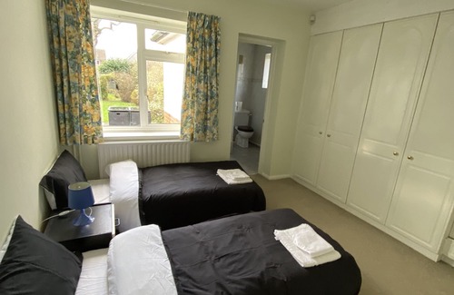 Claygate House | Cozy 2 bedroom 2 bathroom cottage with large garden in tranquil setting