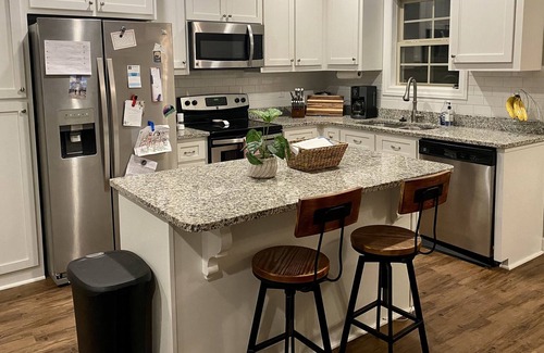 Oxford House | Cozy 2 bedroom, 2 bath house 10 minutes from Downtown Oxford!