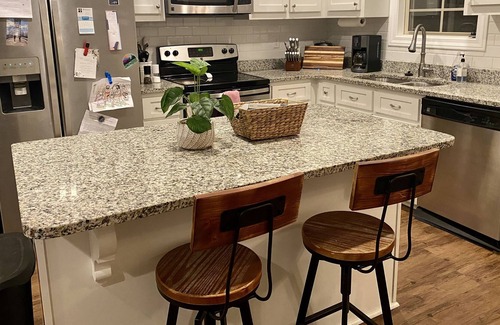 Oxford House | Cozy 2 bedroom, 2 bath house 10 minutes from Downtown Oxford!
