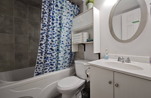 Bridlewood House | Cozy 2 Bedroom and A Study Big Bright Basement Unit